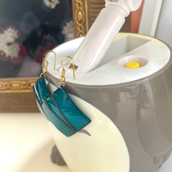 1980s vintage turquoise square dangling earrings with gold wire accents - Picture 14 of 15